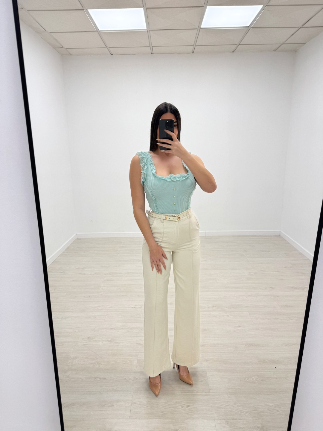 PANTALÓN SATINADO CON CINTURÓN - BEIGE