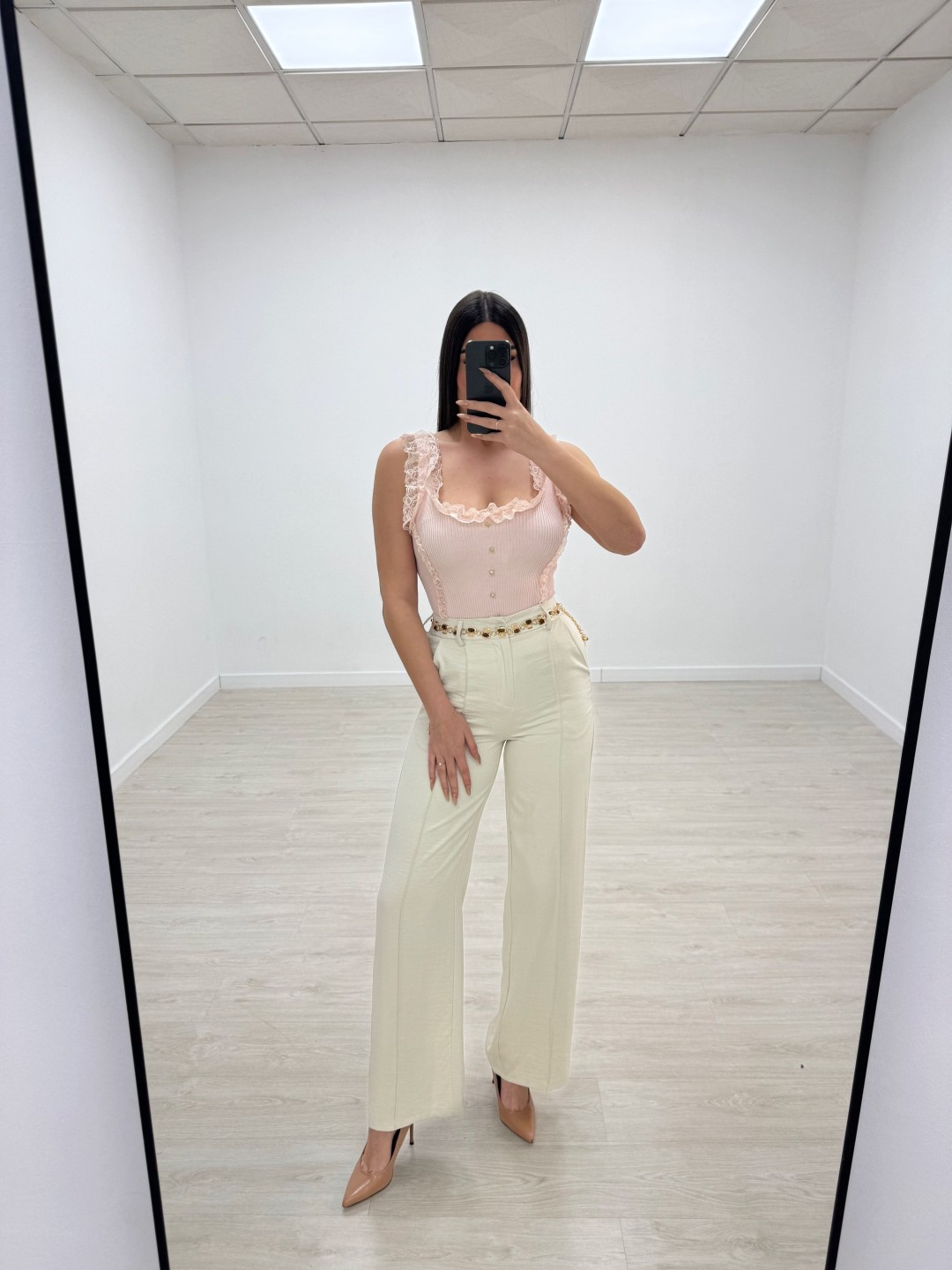 PANTALÓN SATINADO CON CINTURÓN - BEIGE