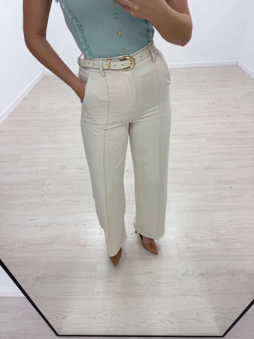 PANTALÓN SATINADO CON CINTURÓN - BEIGE