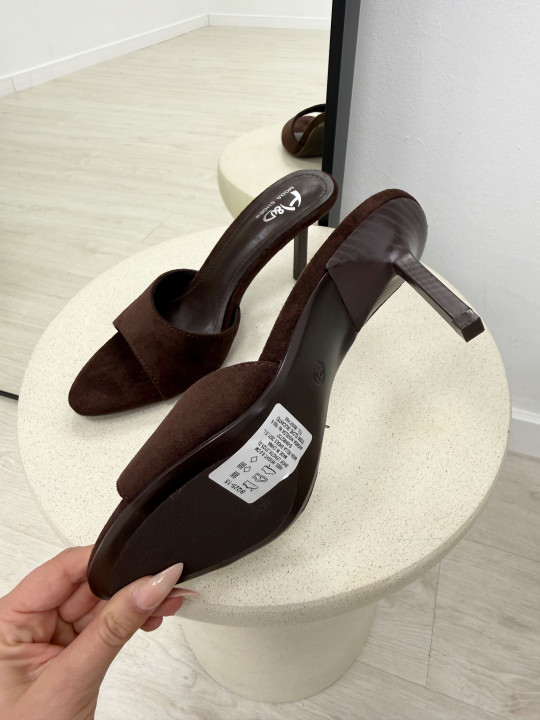 MULE TACÓN BASIC - MARRÓN
