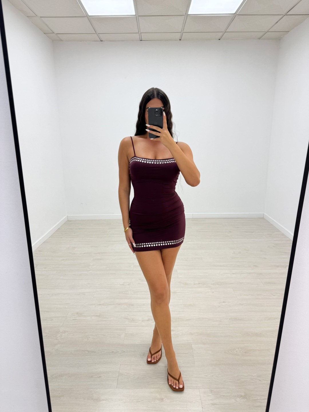 VESTIDO MINI LICRA TACHAS - BERENJENA