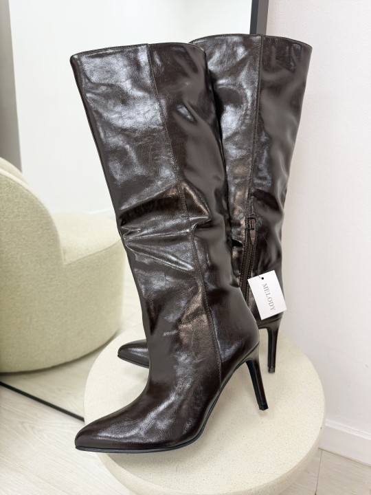 BOTA TACÓN CHAROL - MARRÓN