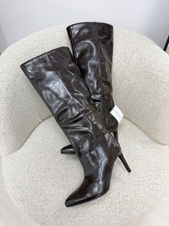 BOTA TACÓN CHAROL - MARRÓN