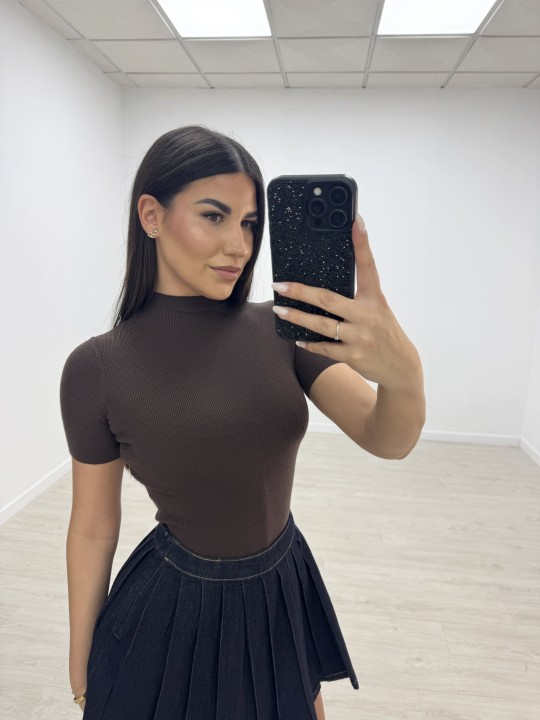 TOP PUNTO CUELLO SUBIDO - MARRÓN